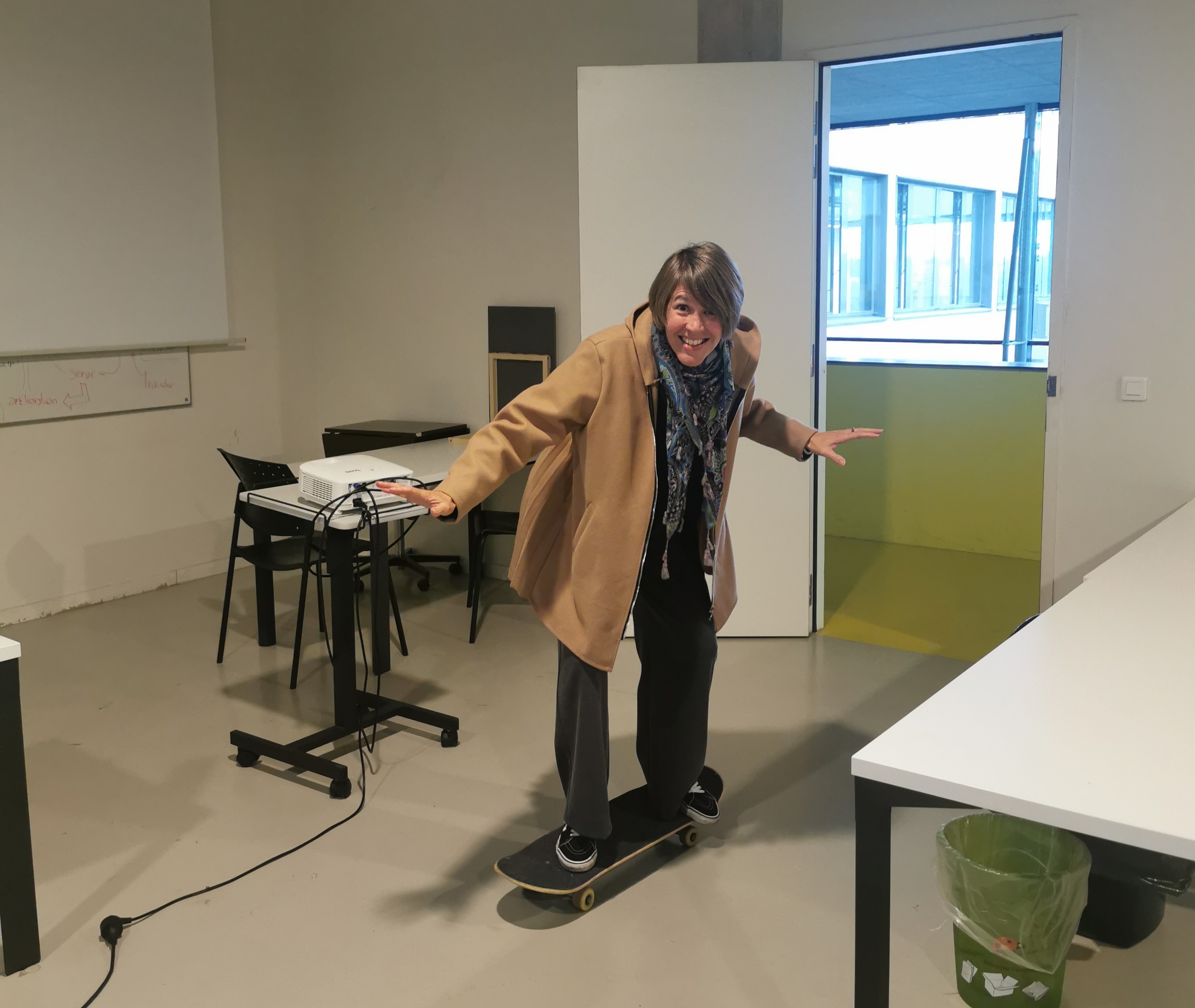 Photo d'Aurélie FARENIAUX, fondatrice de Cosmicworld, en skate dans sa salle de classe