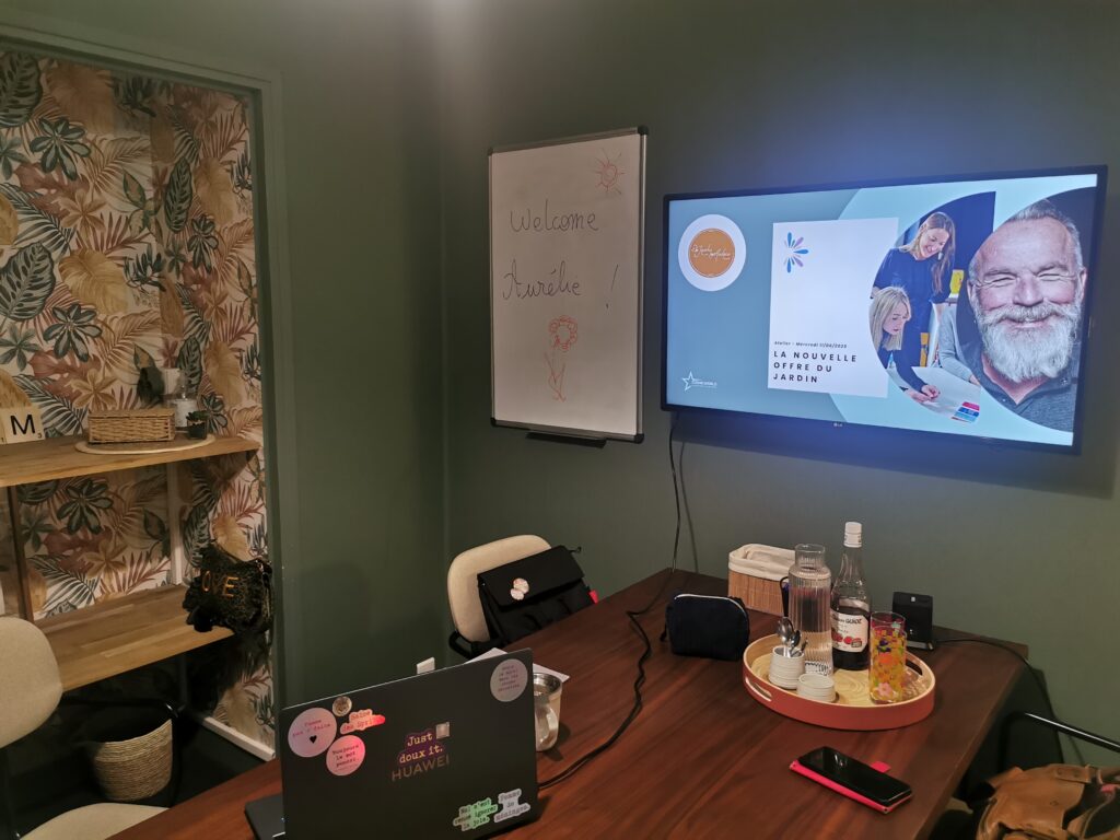 Atelier et brainstorming en espace de coworking, équipé d'ordinateur et téléviseur Bloom