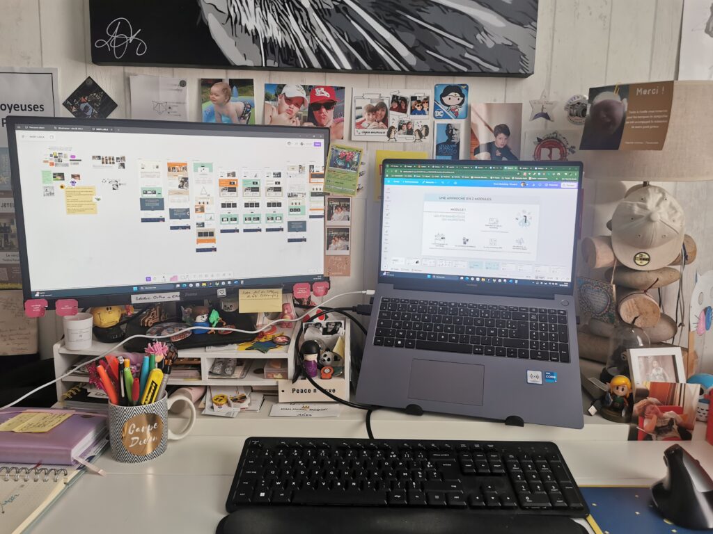 Vue de mon bureau aux 2 écrans en pleine réflexion avec décoration personnelle