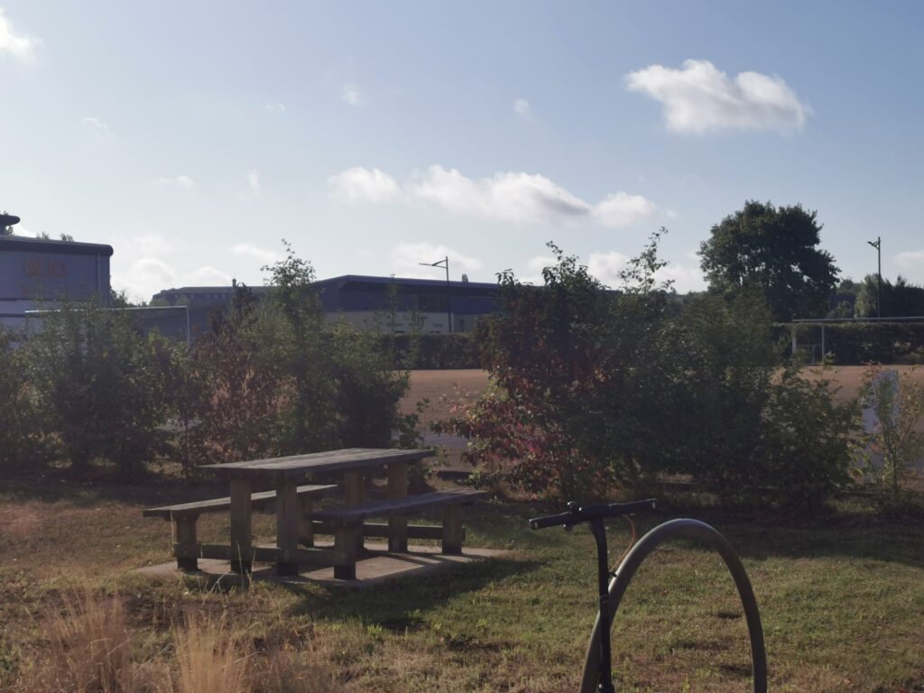Vue de la fac de l'extérieur à Cambrai arboré, ensoleillé
