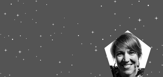 Illustration article avec fond cosmic petites étoiles et photo d'ambiance avec photo d'Aurélie Fareniaux dans un hexagone